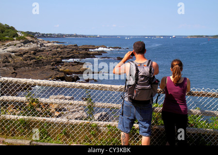 Portland Maine, Cape Elizabeth, Portland Head Light, faro, Fort ft. Williams Park, Danforth Cove, casco Bay, Oceano Atlantico, acqua, uomo uomo maschio, donna fe Foto Stock