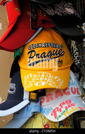 Praga cappuccio di souvenir in negozio a Praga, Repubblica Ceca Foto Stock