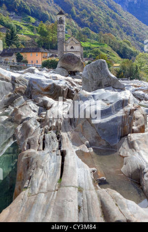 Lavertezzo e il fiume Verzasca in Ticino, Svizzera Foto Stock