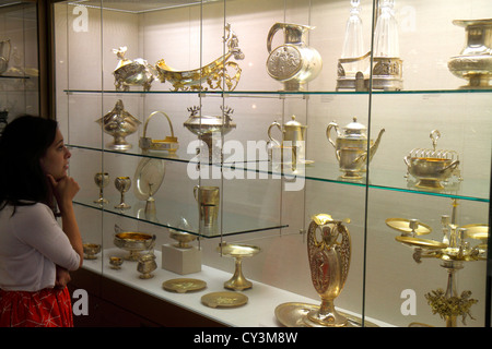 Rhode Island Providence,College Hill,Benefit Street,Rhode Island School of Design Museum of Art,galleria,collezione,argentata,vetrina,donna fe Foto Stock