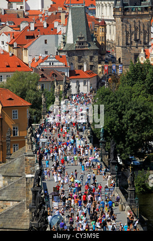 La folla di turisti sul Ponte Carlo a Praga, Repubblica Ceca Foto Stock