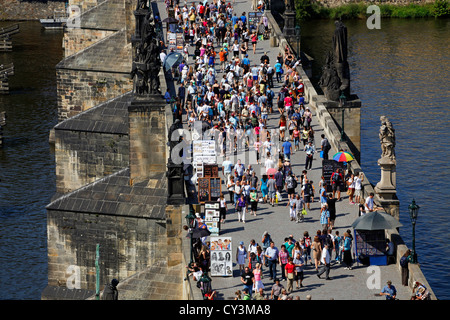 La folla di turisti sul Ponte Carlo a Praga, Repubblica Ceca Foto Stock