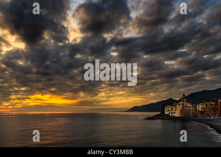 Tramonto a Camogli vicino a Portofino Riviera di Levante, Liguria, Italia Foto Stock