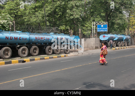 Navi cisterna per il trasporto di acqua linea fino al di fuori di un approvvigionamento di acqua area di controllo in India la città capitale della Nuova Delhi. Foto Stock