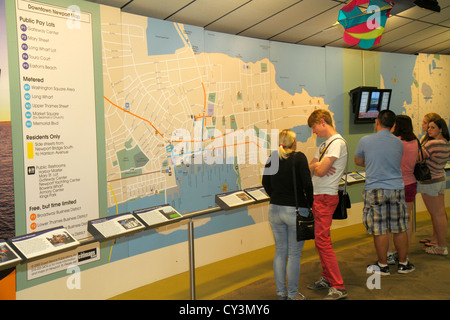 Rhode Island Newport,Discover Newport Visitors Center,map,information,exhibition collection man men maschio,woman female women,family family family pa Foto Stock