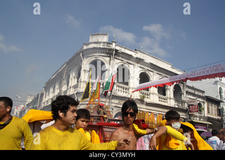 I devoti del santuario cinese che trasportano un idolo su un palanquin durante una processione di strada.Il Phuket Festival vegetariano Foto Stock