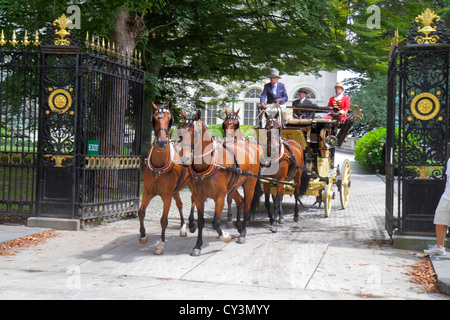 Rhode Island Newport, Bellevue Avenue, Coaching Weekend, carrozze del XIX secolo, Marble House 1892, residenze d'epoca dorate, museo, Newport Preservation Society Foto Stock