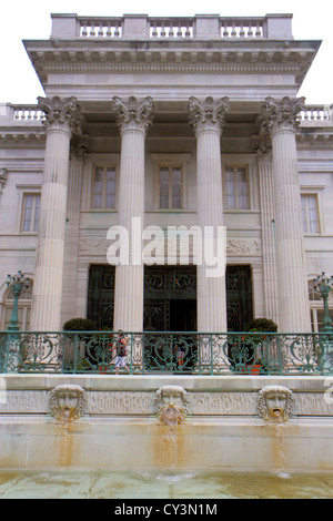 Rhode Island Newport,Bellevue Avenue,Marble House 1892,residenze d'epoca dorate,museo,Newport Preservation Society,fronte,pilastri,Vanderbilt,fontana,RI120 Foto Stock