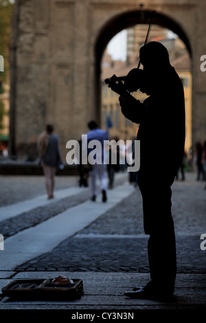 Il violinista italiano su una delle strade storiche di Parma, Italia Foto Stock
