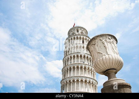 Torre pendente di Pisa, Italia, con vaso antico in primo piano. Foto Stock