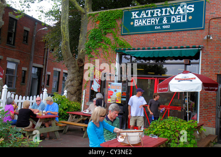 Rhode Island Newport, Bellevue Avenue, Katrina's Bakery & Deli, ristoranti ristoranti, ristoranti, ristoranti, ristoranti, ristoranti, caffè, al fresco, marciapiede fuori tavoli, en Foto Stock