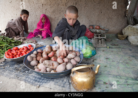 Negozio di generi alimentari a Kabul Foto Stock