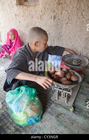 Negozio di generi alimentari a Kabul Foto Stock
