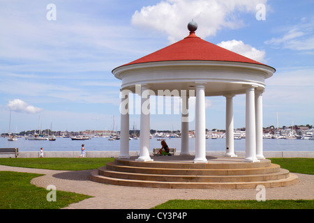 Rhode Island Newport, King Park, Brenton Cove, Newport Harbour, gazebo, barche, RI120820004 Foto Stock