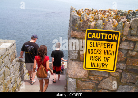 Rhode Island Newport, Easton Bay, Cliff Walk, scale scala gradini, cartello, attenzione, rocce scivolose rischio di lesioni, RI120820020 Foto Stock