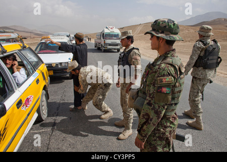 La polizia afghana e checkpoint militare alla ricerca di sospetti terroristi Foto Stock