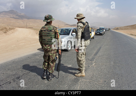 La polizia afghana e checkpoint militare alla ricerca di sospetti terroristi Foto Stock