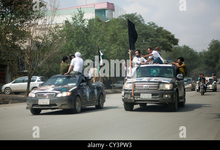 I sostenitori di Ahmed sha massud (Alleanza del Nord) provocing pashtun e hazara è in strada di Kabul Foto Stock