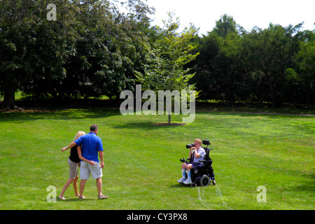 Rhode Island Newport, The Breakers, prato, famiglia famiglie genitori figli figli, uomo uomini maschio, donna donna donne, padre, genitore, genitori, madre, prezzo Foto Stock