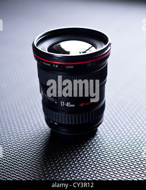 Canon EF 17-40mm f/4 USM L full frame ultra-wide zoom lente di fotografia. Foto Stock