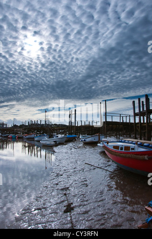 Pontili in legno Morston Quay Creek North Norfolk moli Foto Stock