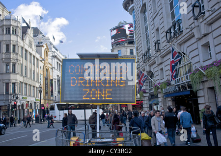 Controllate zona potabile illuminato in segno Piccadilly Circus Londra Foto Stock