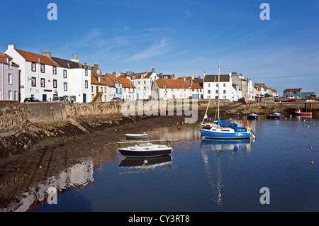 Vista di St Monans Porto nel Neuk di Fife Scozia con case lungo la sponda occidentale e metà a Riva Foto Stock