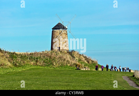 St Monans Windmill visto dalla costa il percorso a poche centinaia di metri ad est di St Monans in East Neuk di Fife Scozia Scotland Foto Stock