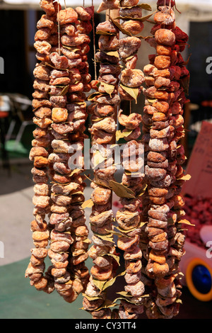 Fichi secchi appesi sulle stringhe in vendita presso il mercato domenicale di Zagabria Foto Stock