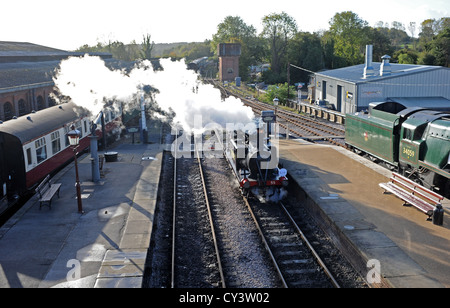 Locomotiva a vapore treno a Sheffield Park Station sulla linea Bluebell SUSSEX REGNO UNITO Foto Stock