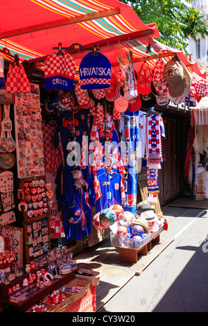 Turistiche e il calcio t-shirt in vendita al mercato di domenica a Zagabria Foto Stock