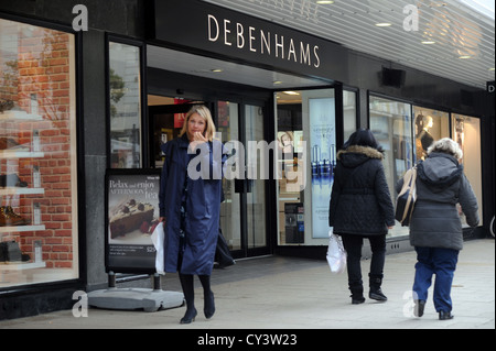 Gli amanti dello shopping a piedi passato negozio Debenhams shop Worthing West Sussex Regno Unito Foto Stock