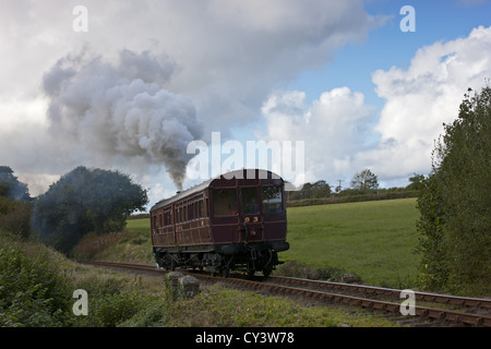 Il 1908 GWR Railmotor vapore No.93 lungo attraverso Foto Stock