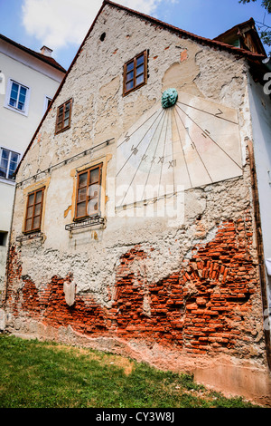 Una meridiana sul lato di un vecchio edificio in Zagreb Foto Stock