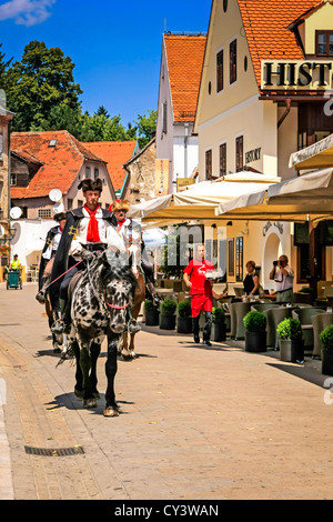 Gli uomini del reggimento Kravat equitazione di cavalleria attraverso Zagabria Foto Stock