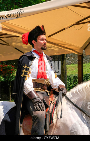 Gli uomini del reggimento Kravat equitazione di cavalleria attraverso Zagabria Foto Stock