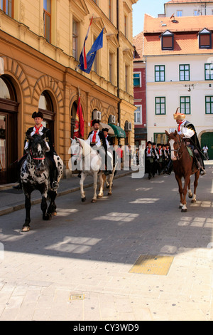 Gli uomini del reggimento Kravat Cavalleria passando attraverso Zagabria Foto Stock