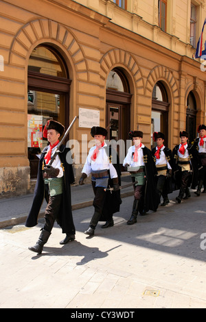 Gli uomini del reggimento Kravat Cavalleria passando attraverso Zagabria Foto Stock