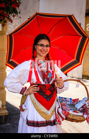 Il croato ragazza vestita in abiti tradizionali di vendita di souvenir in Zagreb Foto Stock