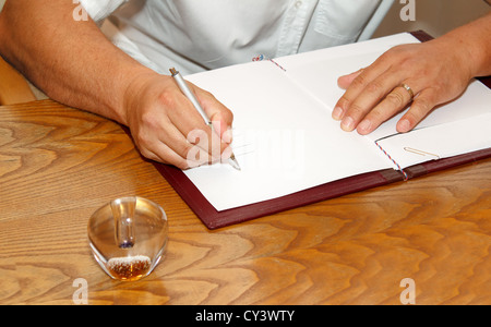 Testimoniare la firma di licenza di matrimonio o di un matrimonio contratto nel libro di nozze Foto Stock