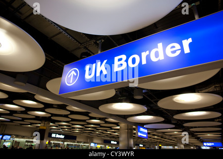 UK Border controllo passaporti il Terminal 5 di Heathrow Airport, England, Regno Unito, Gran Bretagna Foto Stock