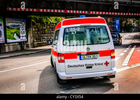 Croce Rossa tedesca ambulanza in Ulm Foto Stock