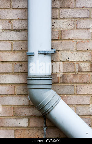 Tubo di scarico su un muro di mattoni Foto Stock