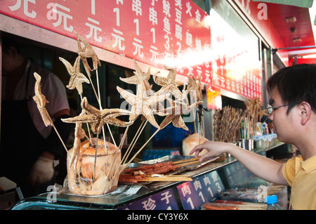 Spiedini di Steet e cibo. Una famosa prelibatezza Cinese presso la Donghuamen Night Market, in Wangfujing di Pechino. Foto Stock