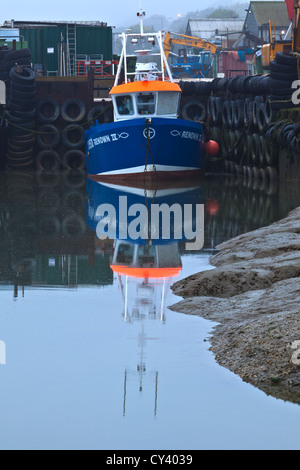 Barche da pesca al Quay nel vecchio Leigh Foto Stock