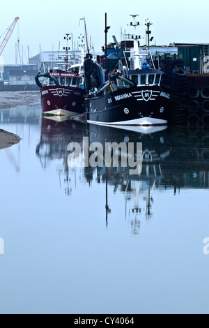 Barche da pesca al Quay nel vecchio Leigh Foto Stock