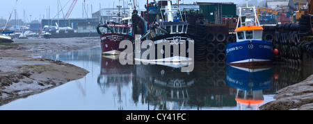 Barche da pesca al Quay nel vecchio Leigh Foto Stock