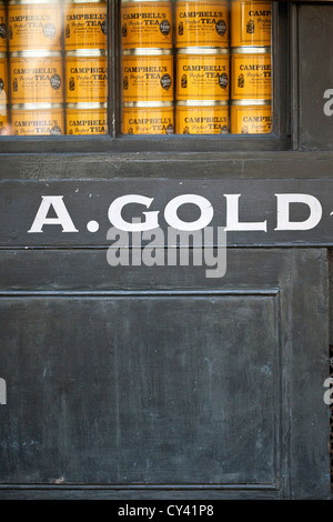 Dettagli di un cartello al di fuori di A. Oro, un deli in Spitalfields Market, London, Regno Unito Foto Stock