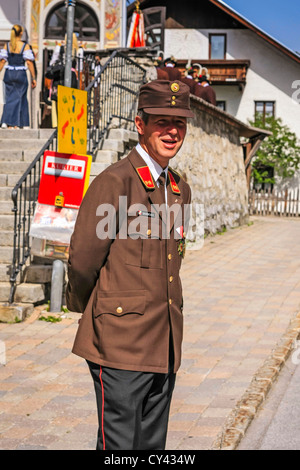 Vigili del Fuoco austriaci nel cerimoniale di uniformi in Reith bei Seefeld Foto Stock