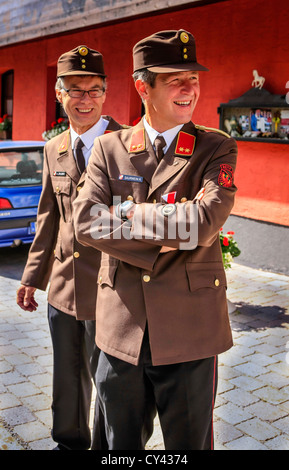 Vigili del Fuoco austriaci nel cerimoniale di uniformi in Reith bei Seefeld Foto Stock